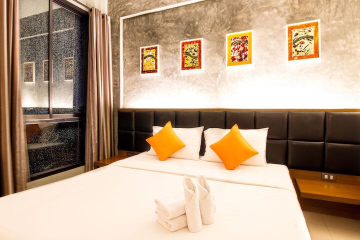 Room 8 of 16