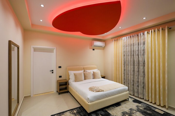 Room 14 of 33