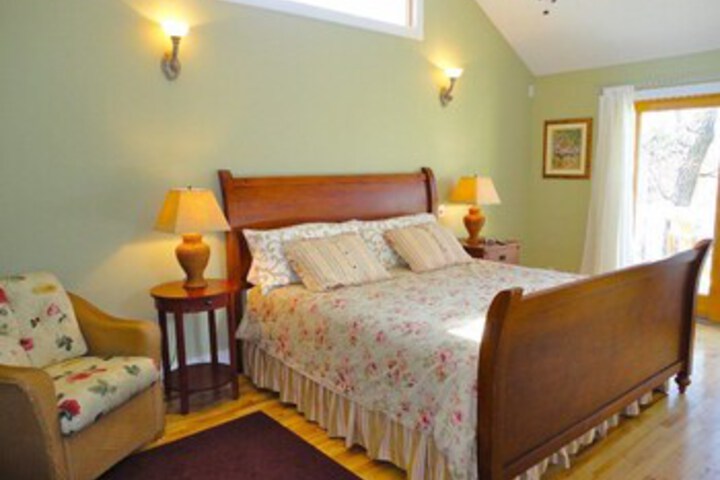 Photo of Queen Bee Buzz Inn 7 Br home by RedAwning