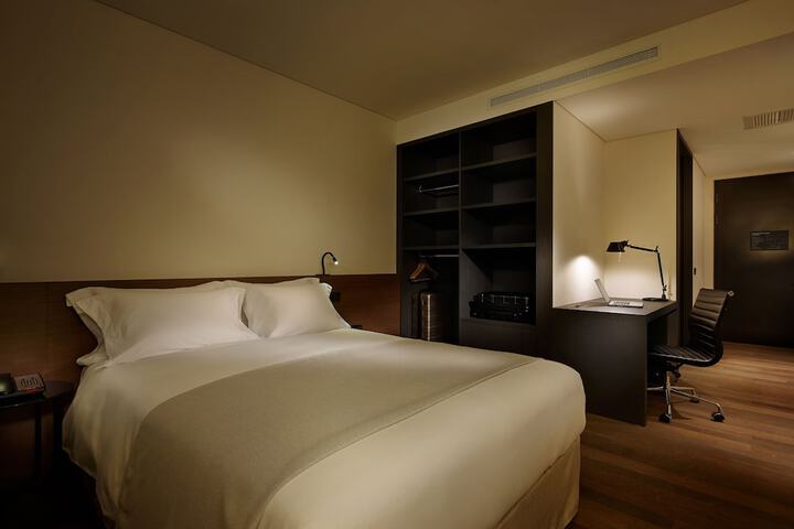 Room 5 of 52