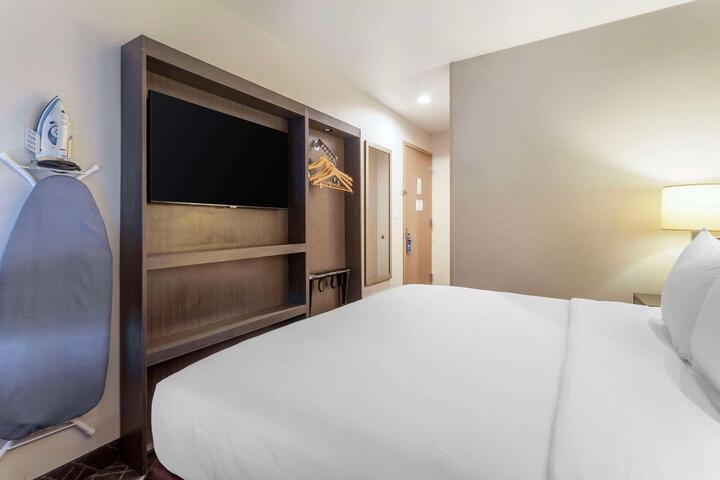 1 King Bed Basement Work Desk Refrigerator WiFi Coffee Tea Maker Continental Breakfast (3 of 6)