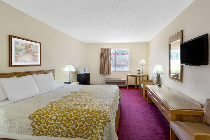 1 King Bed | (7 of 8)