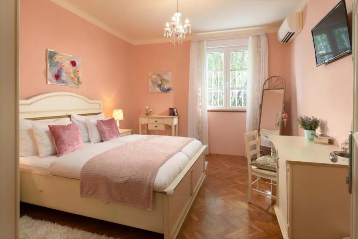Room 6 of 15
