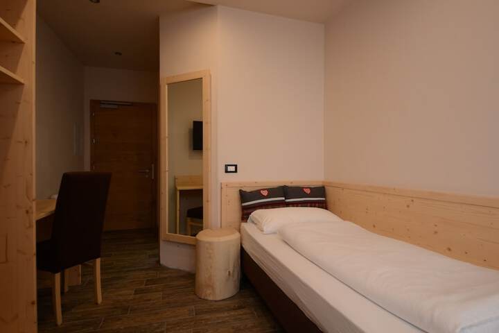 Room 9 of 46
