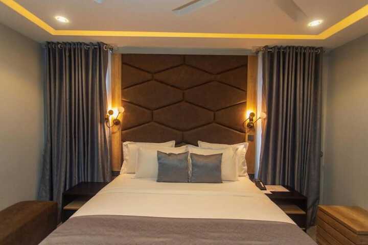 Room 11 of 34