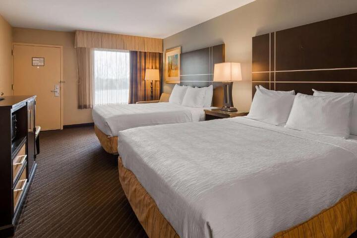 2 Queen Beds Microwave and Refrigerator Flat Screen Television High Speed Internet A (10 of 13)