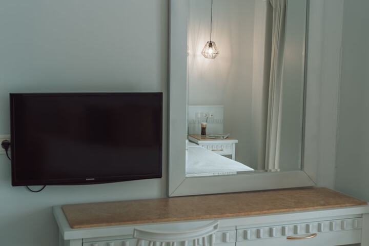 Room 3 of 102