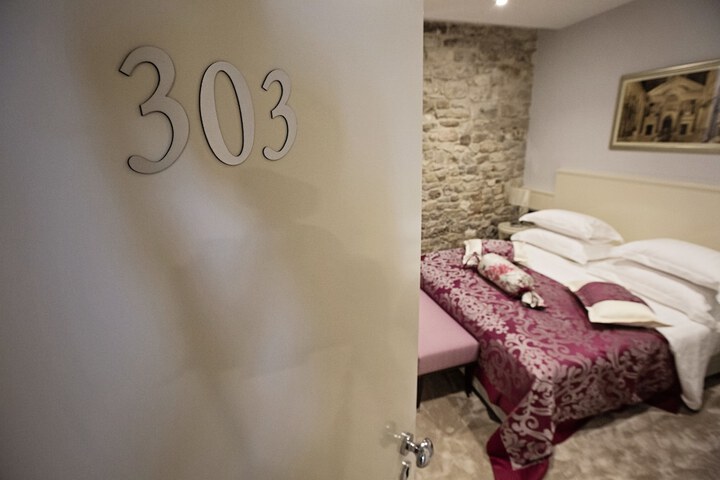 Room 3 of 86
