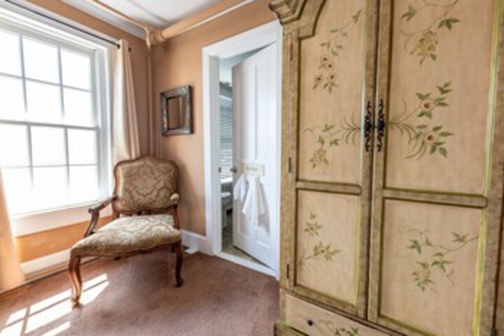 Room 8 of 253