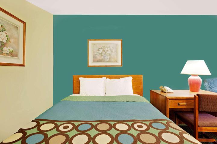2 Queen Beds (1 of 17)