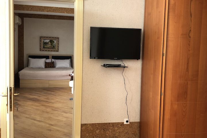 Room 6 of 12