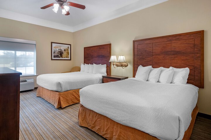 2 Queen Beds Microwave and Refrigerator High Speed Internet Accessible Pillowtop Bed Coffee Maker Full Breakfast (10 of 13)