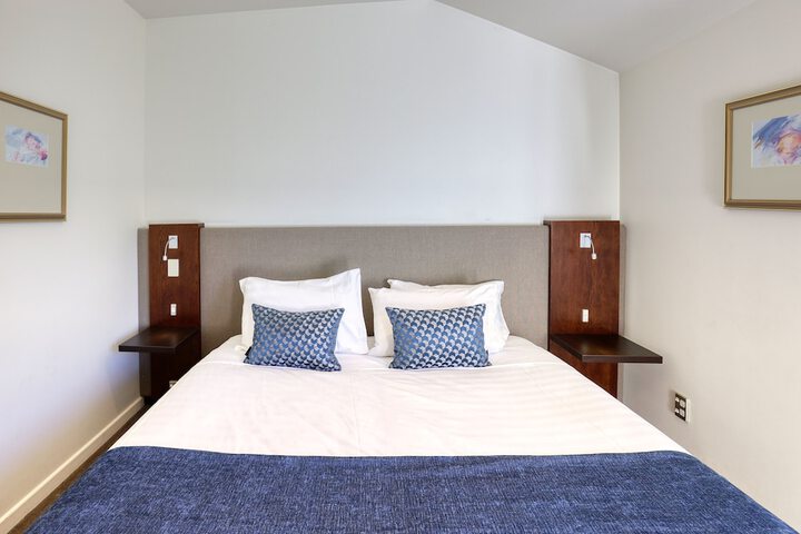 Room 27 of 106