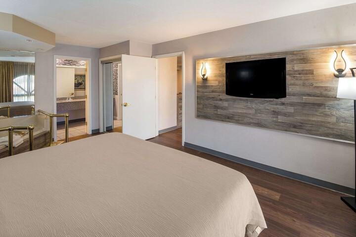 1 King Bed (8 of 16)
