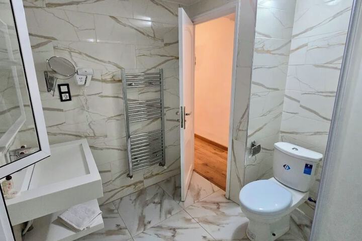 Room 4 of 9