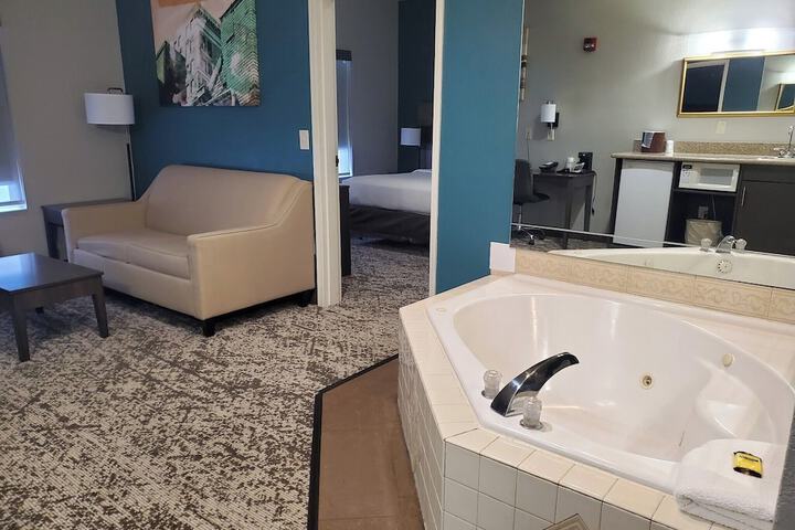 Suite 1 King Bed Sofa Bed Living Area Work Desk Microwave and Refrigerator WiFi Full Bre (20 of 31)