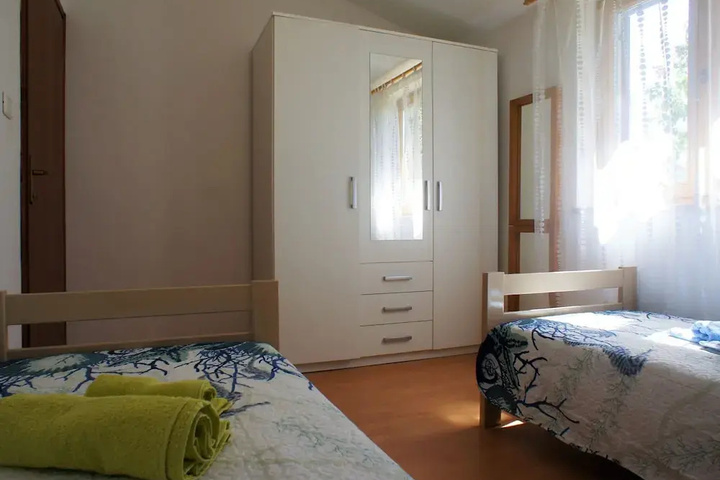 Room 4 of 12