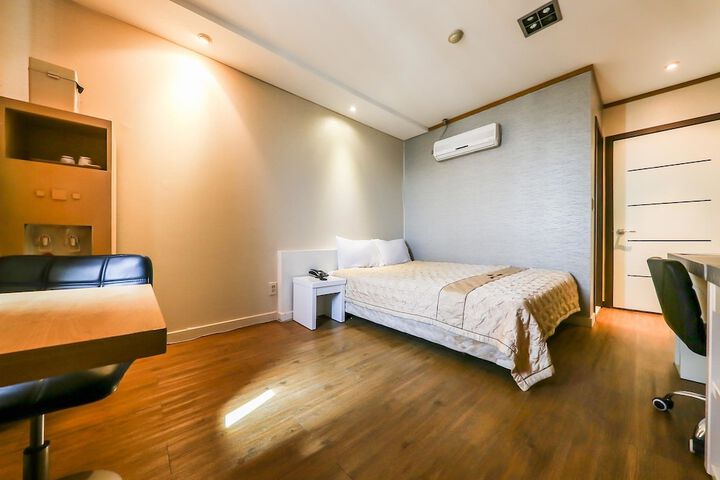 Room 6 of 47