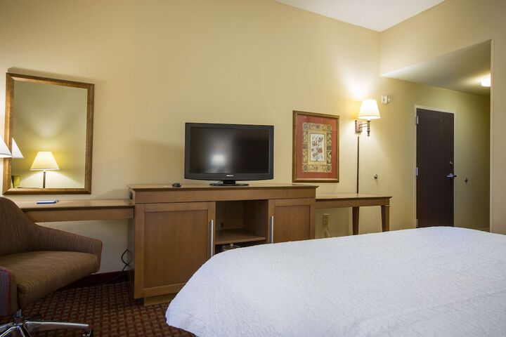 1 King Bed (5 of 17)