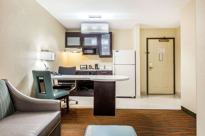 1 Queen Bed Suite (2 of 18)