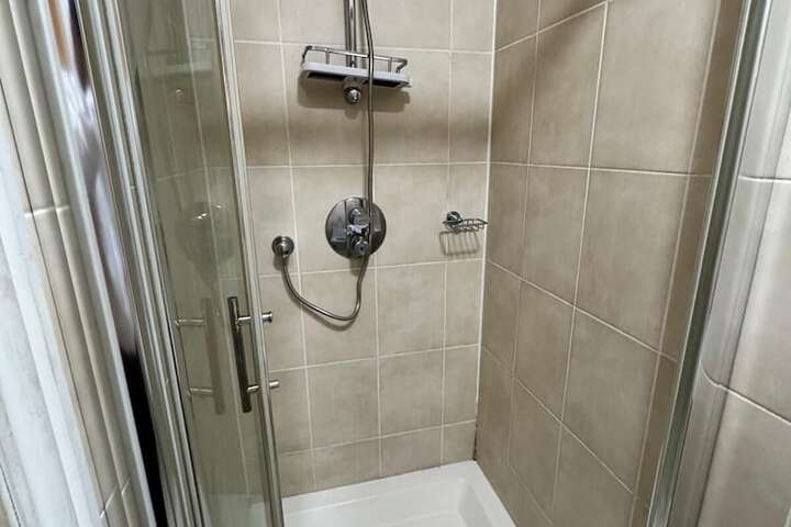 Room 6 of 11
