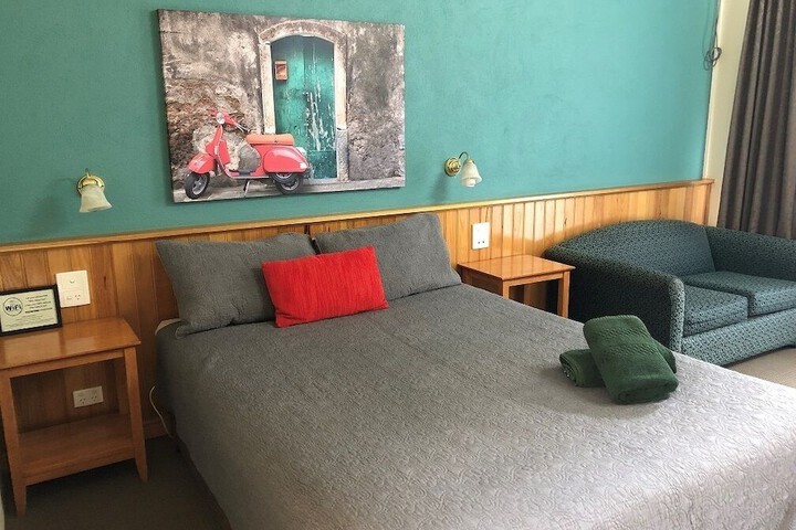 Room 33 of 62