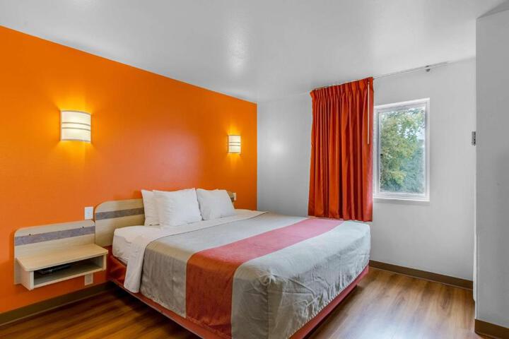 1 Queen Bed (15 of 15)
