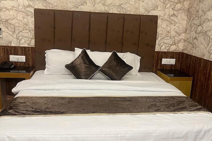 Room 6 of 12