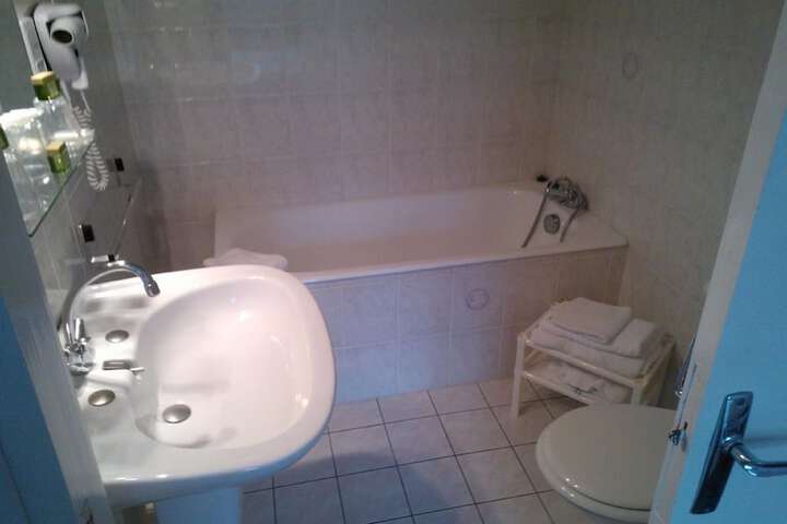 Room 27 of 62