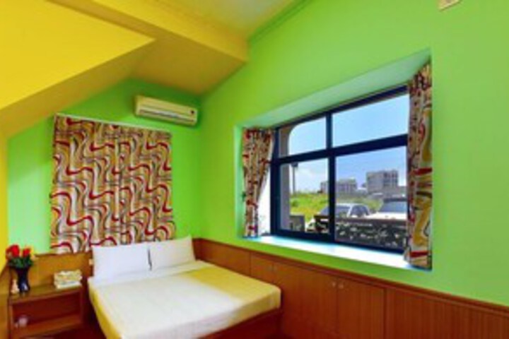 Room 10 of 28