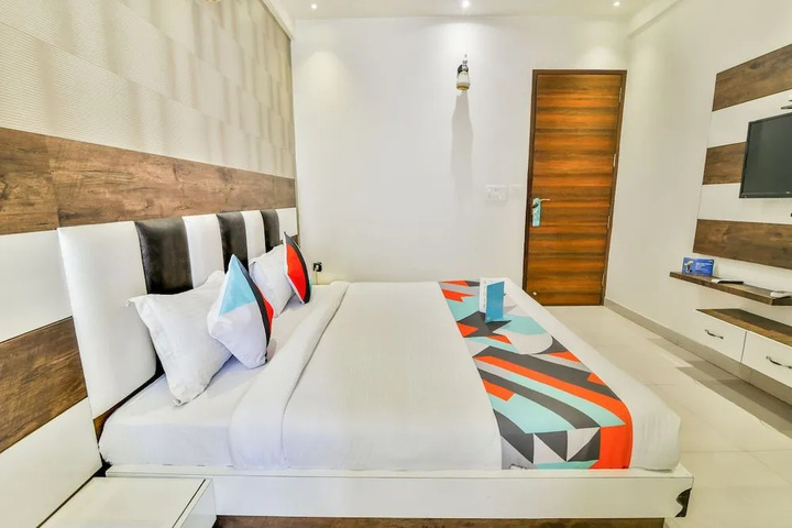 Room 7 of 11