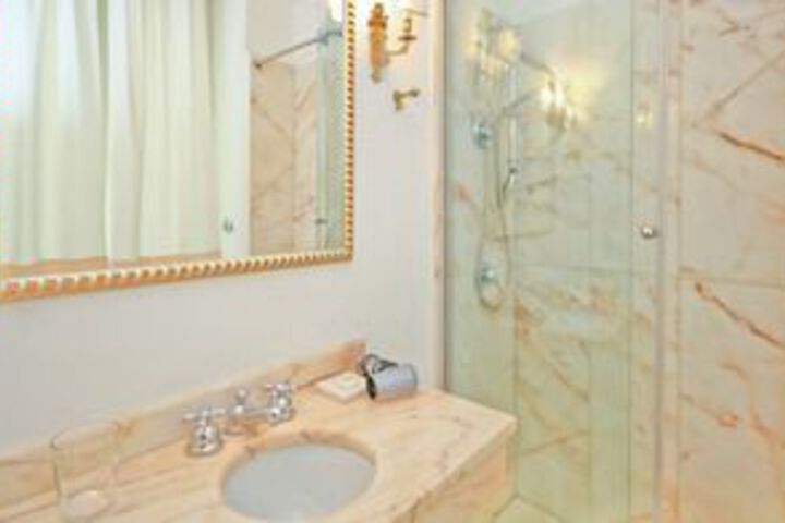Room 4 of 18