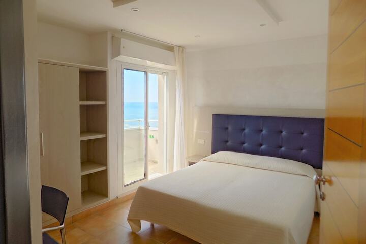 Room 4 of 40