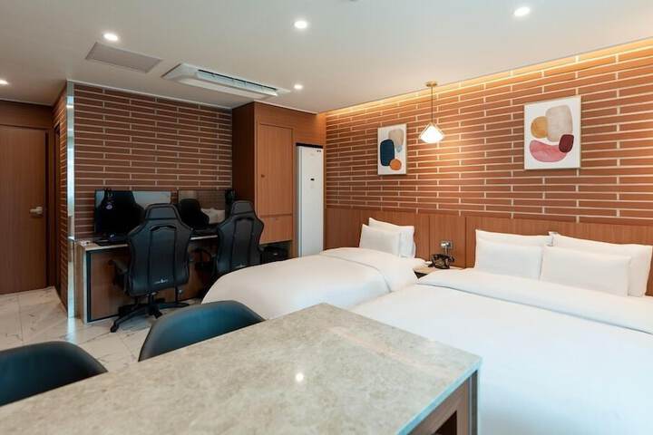 Room 26 of 76
