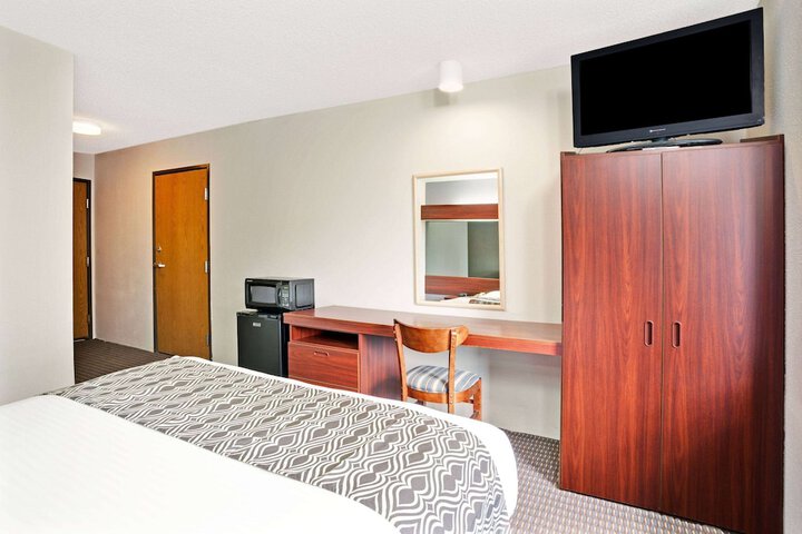 1 Queen Bed Accessible Room (10 of 12)