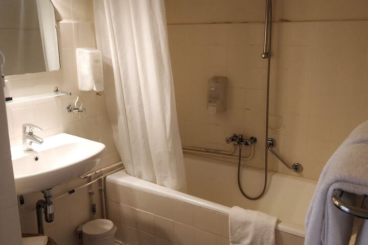 Room 12 of 37