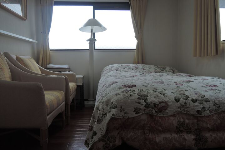 Room 6 of 100