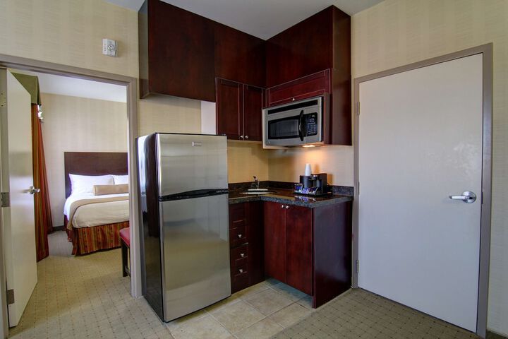 1 King Accessible Comm Assist Roll in Shower Microwave, Refrigerator WiFi Full Breakfast (12 of 25)