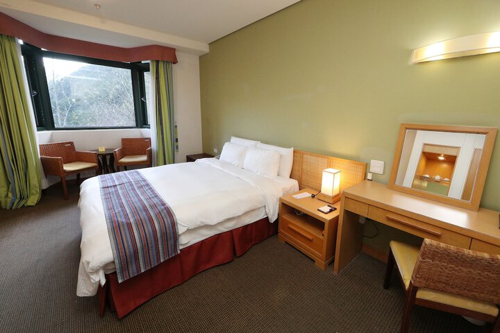 Room 4 of 37