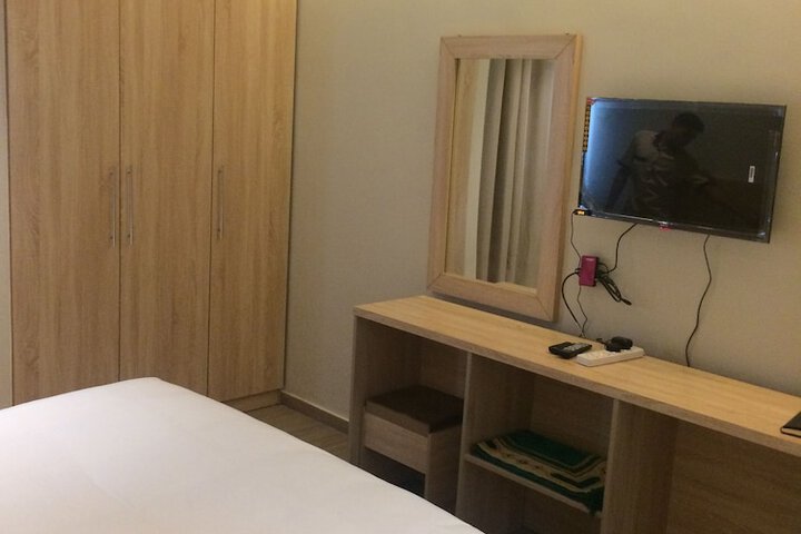 Room 10 of 32