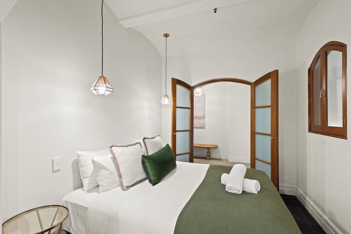Room 6 of 318