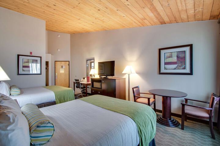 2 Queen Beds Microwave and Refrigerator WiFi Full Breakfast (5 of 25)