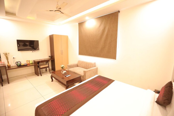 Room 4 of 24