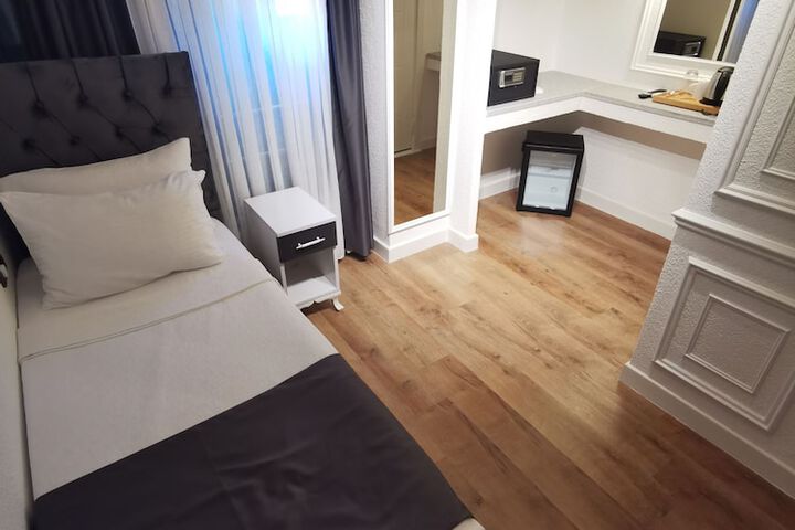 Room 27 of 85