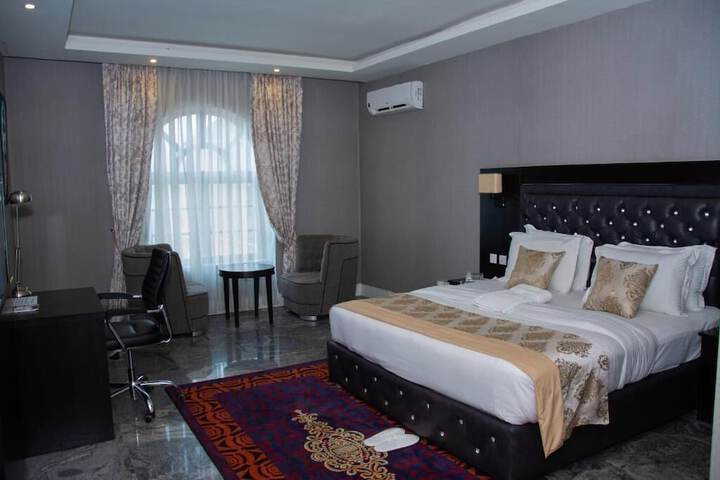 Room 6 of 28
