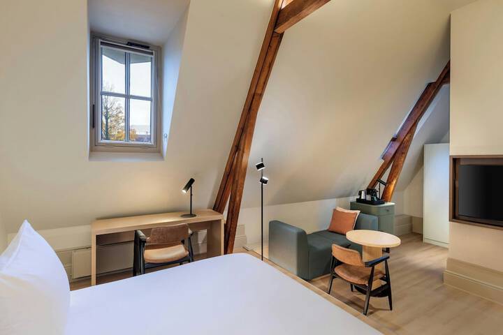Room 13 of 87