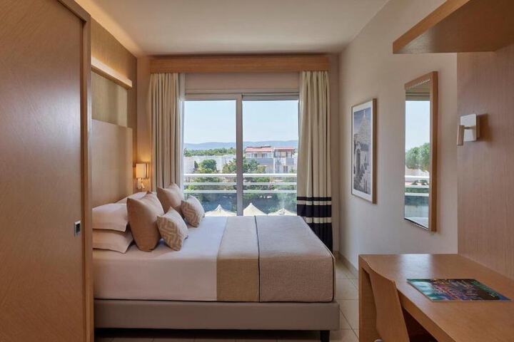 Room 8 of 39