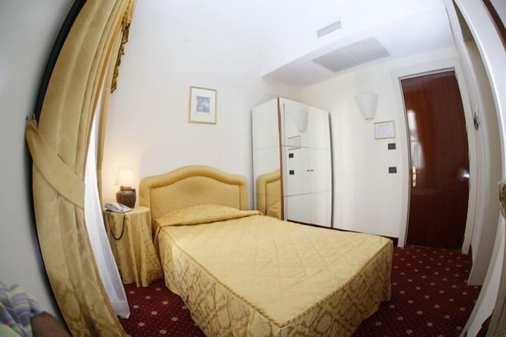 Room 9 of 39