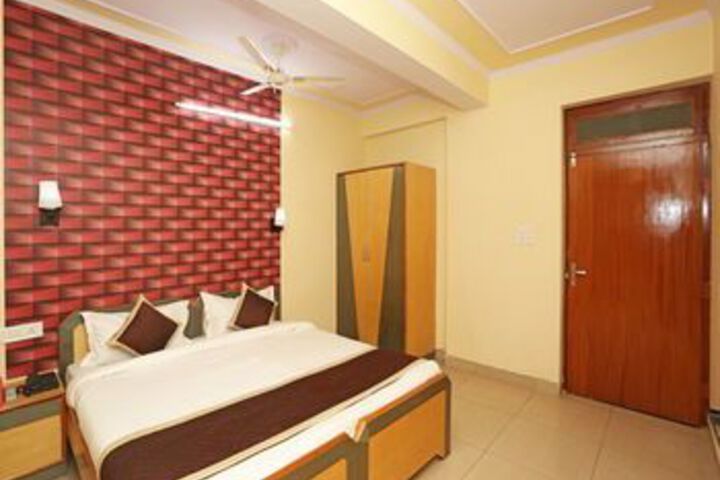 Room 10 of 32