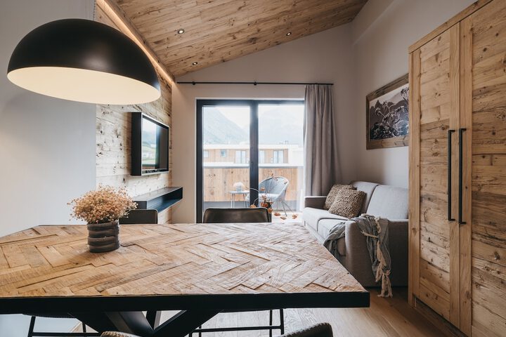 Room 11 of 32